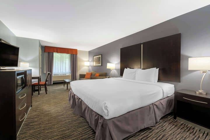 Room 9 of 32