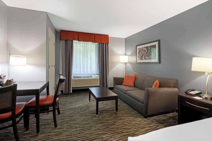 Room 10 of 32
